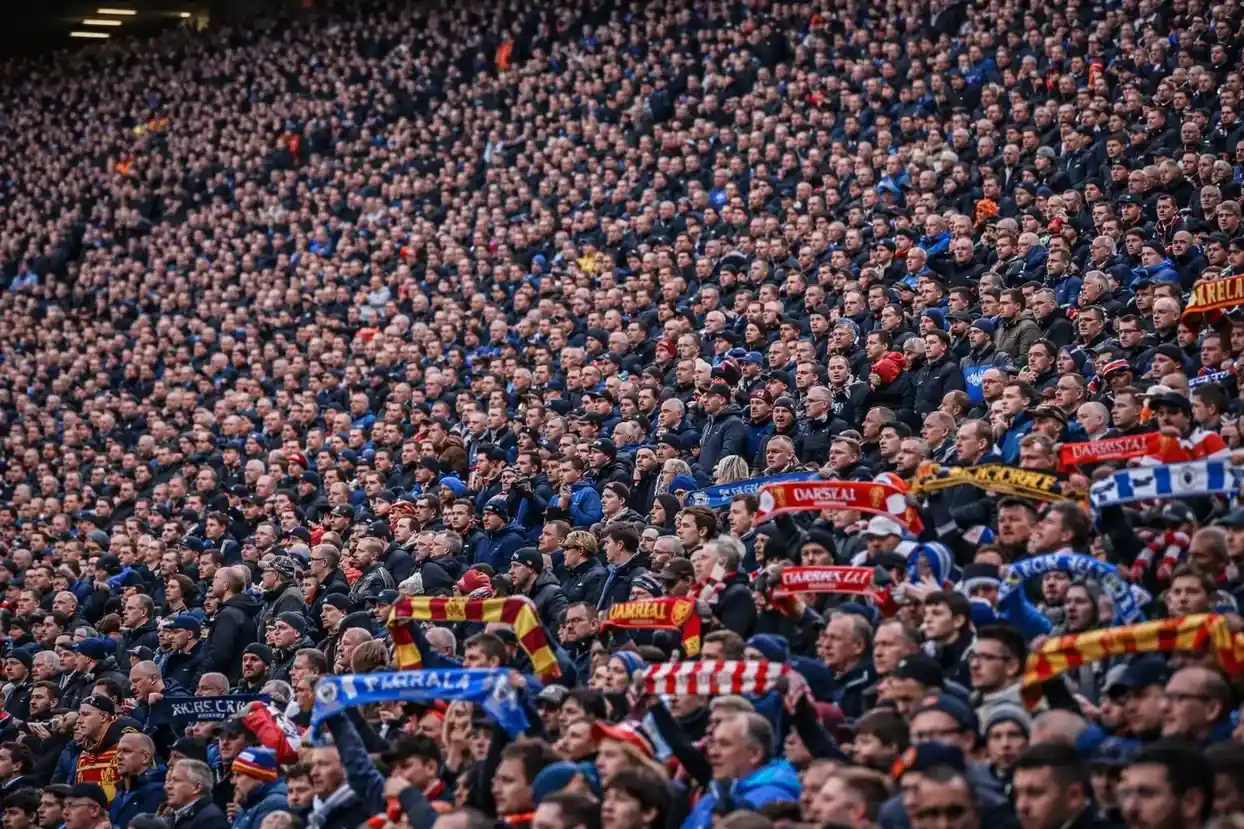 Gradas llenas de aficionados en un estadio de la Premier League